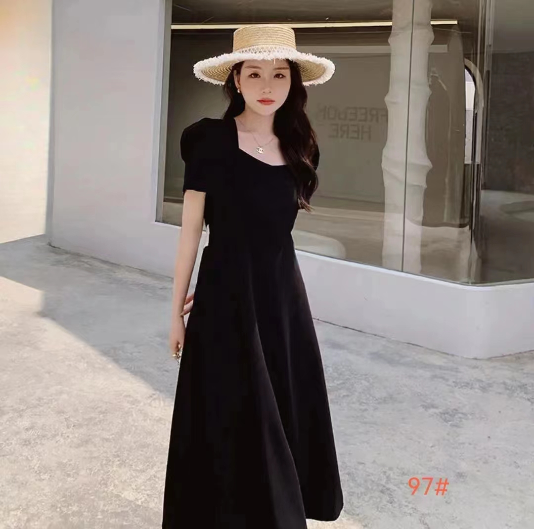 公司常年供應(yīng)各種優(yōu)質(zhì)穩(wěn)定的服裝貨源四季服裝貨源