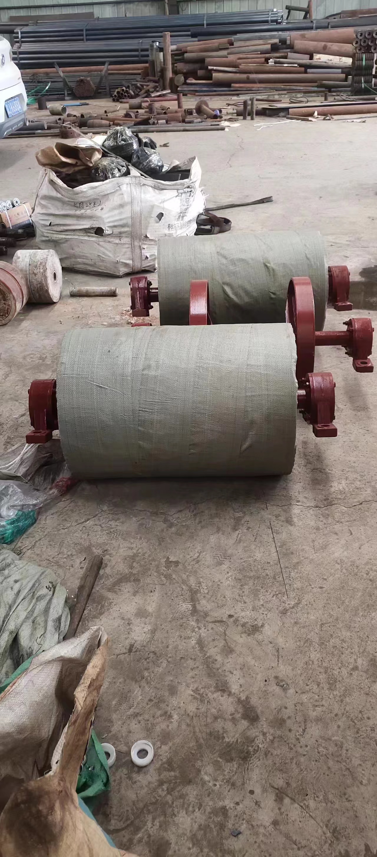 有限公司主要生產(chǎn)及銷售滾筒 ，托輥 ，TD75型 ，及鐵密封梳型托輥隔離