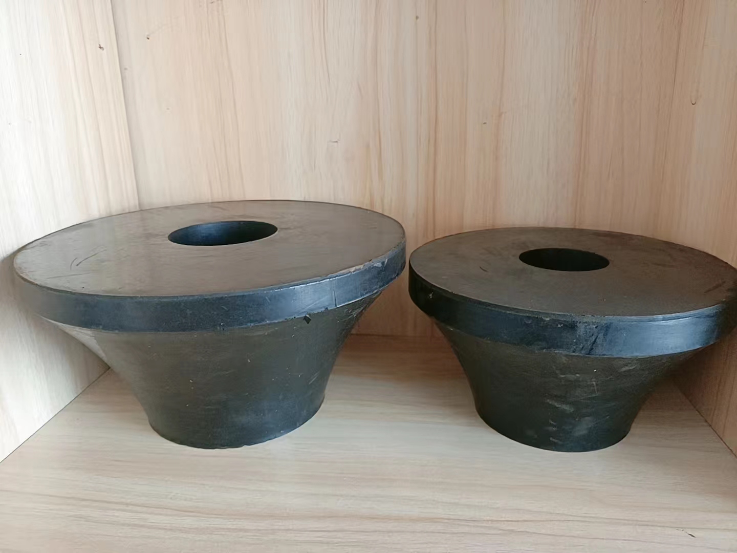 河北滄州路博機(jī)械制造有限公司專業(yè)生產(chǎn)托輥，滾筒各種型號(hào)，托輥支架配件