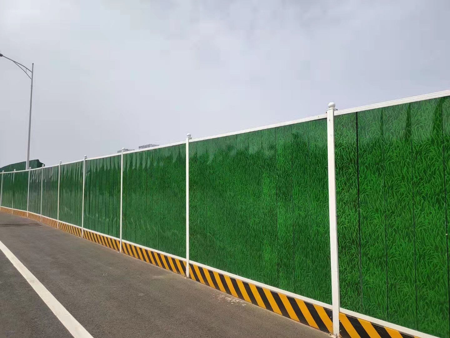 煙臺(tái)彩鋼圍擋建筑工地施工圍擋泡沫夾心小草鐵皮圍擋道路