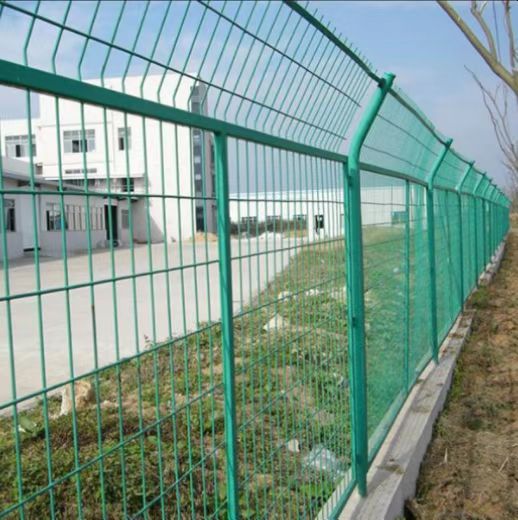 重慶道路隔離柵公路圍欄網(wǎng)隔離柵框架護(hù)欄雙邊浸塑鐵絲防護(hù)隔離網(wǎng)
