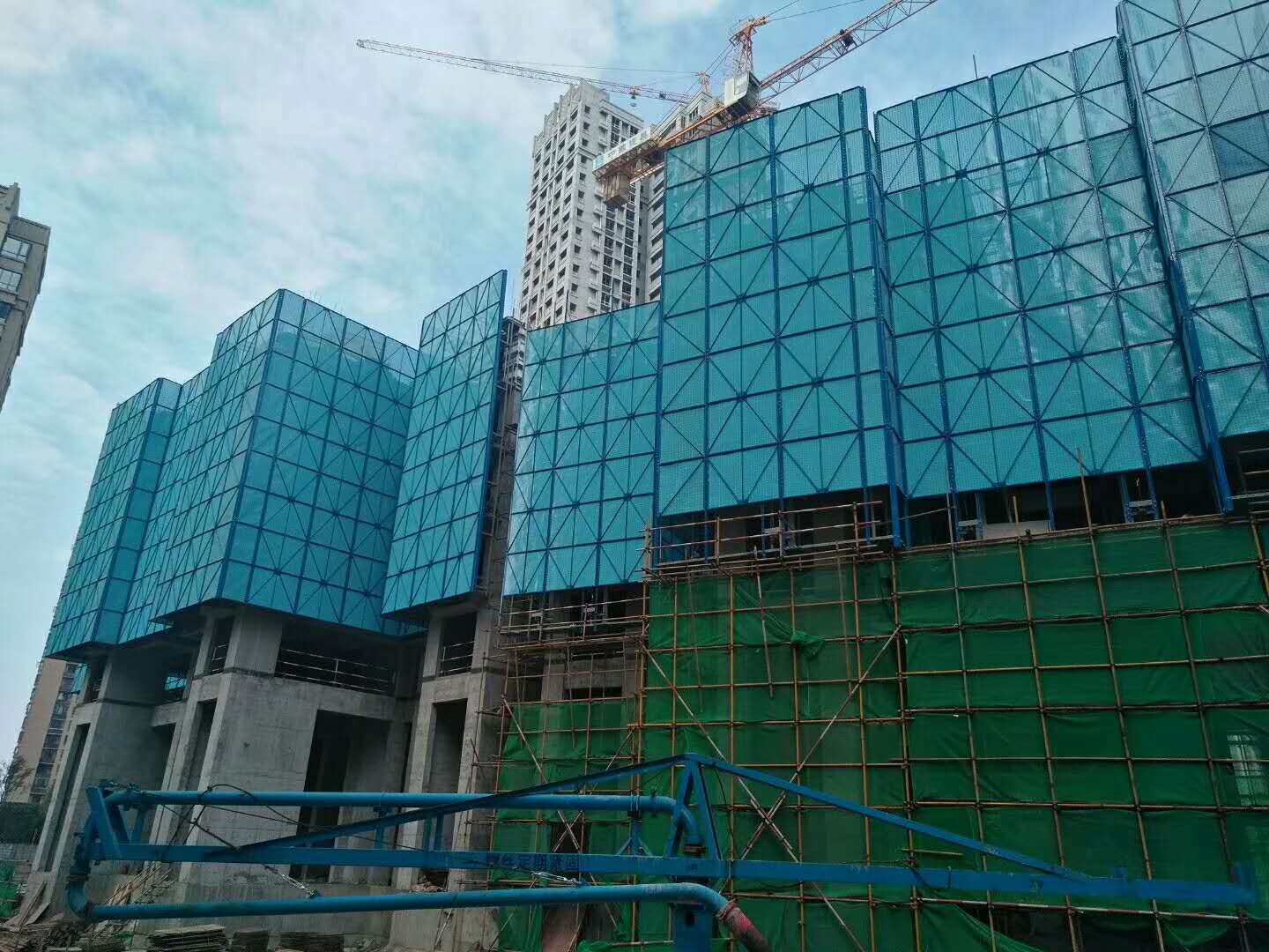 建筑鍍鋅爬架網高層施工安全腳手架工地樓層防墜爬架網金屬爬架網