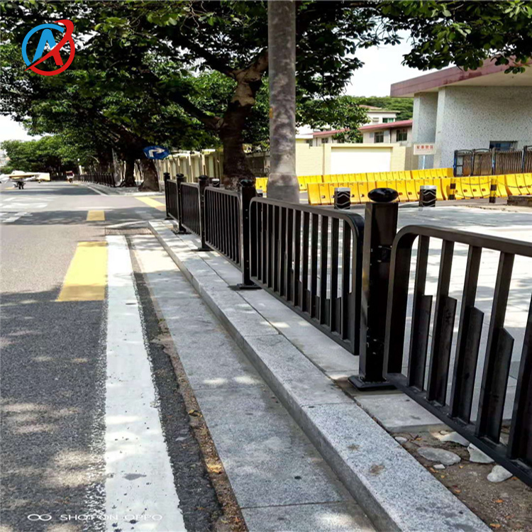 致力打造精品護(hù)欄市政道路欄人行道機(jī)非隔離欄品質(zhì)佳防腐防銹耐用