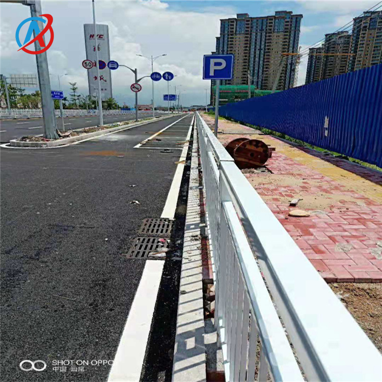 城市美化 市政公路兩側(cè)防護(hù)欄 人行道護(hù)欄機(jī)非隔離欄專業(yè)定制款式多