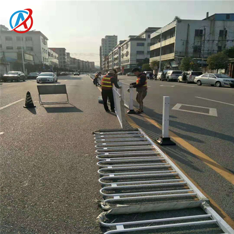 廠家精心打造各種市政護(hù)欄人行道機(jī)非隔離欄城市美化款式多可定制