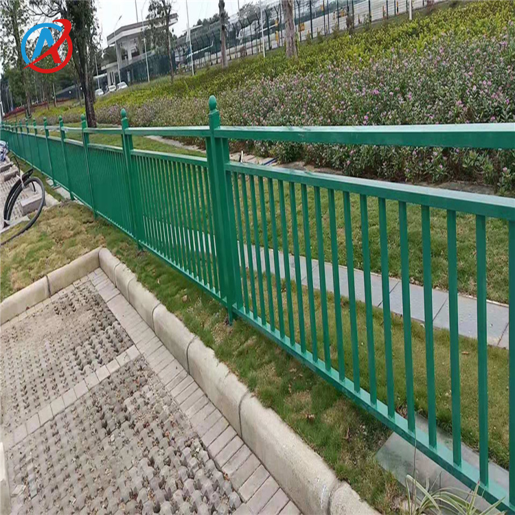 承接市政人行道護(hù)欄機(jī)非隔離欄道路防撞防護(hù)欄按需定制顏色款式多