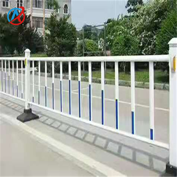 主營市政道路護(hù)欄人行道欄機(jī)非隔離欄實力工廠打造品質(zhì)佳值得信賴